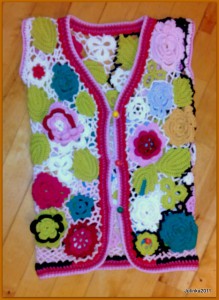 háčkovaná dívčí vesta