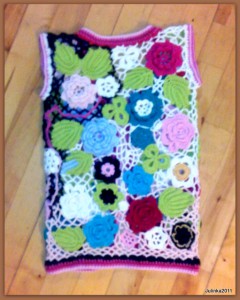 háčkovaná dívčí vesta